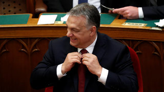 Процъфтяваща икономика и отпор срещу мигрантите: как Орбан успява да затегне хватката си
