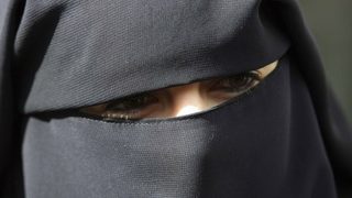 Дания забранява покриването на лицето
