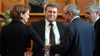 "Нелегитимното" приемане на <span class="highlight">Владимир</span> <span class="highlight">Кузов</span> в ДПС доведе до оставката на Нихат Кабил