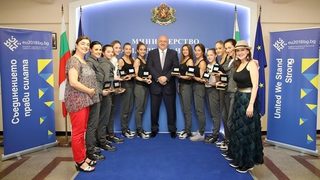 Снимка на деня: Министърът и шампионките