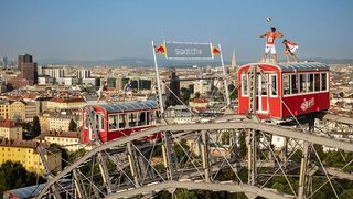 Видео: "<span class="highlight">Плажен</span>" <span class="highlight">волейбол</span> на върха на Виенското колело