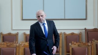 Дончев: Едва ли някой си е представял, че ще размахвам тоягата, а жена ми ще шие <span class="highlight">гоблени</span> у дома