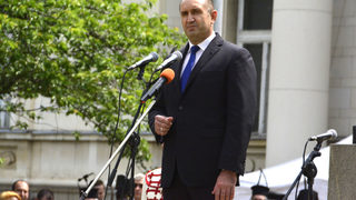 Президентът поиска да се търси отговорност от политиците, изложили на риск живота на военните