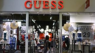 Съоснователят на <span class="highlight">Guess</span> напуска модната компания след обвинения в сексуален тормоз