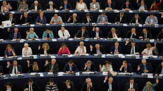 Случаят с превозващия мигранти кораб разпали дебат в европарламента