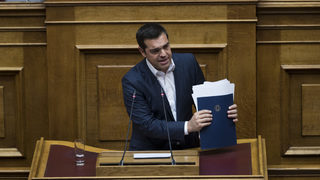 Гръцкият парламент решава съдбата на Ципрас и договора с Македония