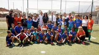 Снимка <span class="highlight">на</span> деня: Принцесата <span class="highlight">на</span> Катар играе футбол с деца във "Факултета"