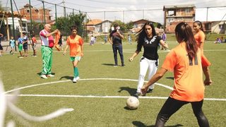 Снимка <span class="highlight">на</span> деня: Принцесата <span class="highlight">на</span> Катар играе футбол с деца във "Факултета"