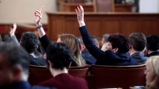 Депутатите се събират на извънредно заседание, за да обсъдят вота на недоверие