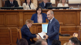 БСП настоя Борисов да се разграничи от Цветанов, ГЕРБ съжали Нинова за тежкото лидерство