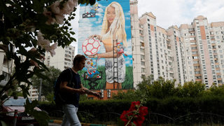 Забавното световно: С пари от данъкоплатците руснак плати да изрисуват жена му на 12-етажна сграда