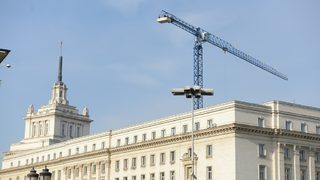 Работата по зала на парламента, където загина човек, е спряна за обезопасяване