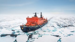 С ледоразбивач до Северния <span class="highlight">полюс</span> през лятото
