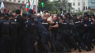 Фотогалерия: Протест с горяща вълна и разлято мляко