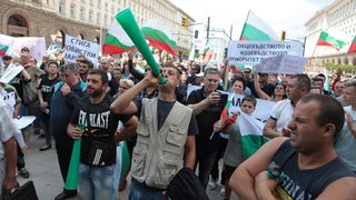 Фотогалерия: Протест с горяща вълна и разлято мляко