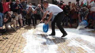 Фотогалерия: Протест с горяща вълна и разлято мляко