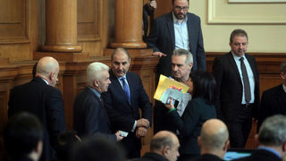 Волен Сидеров обяви, че депутат на Симеонов го е бутнал в парламента