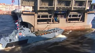Видео: Катер се блъсна в мост по време на парад в Русия