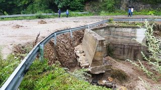 Река Петварска подкопа пътя между Девин и Кричим, движението е отклонено