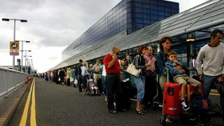 На лондонско летище се върнаха към маркерите и табелите, след проблем с информационните табла