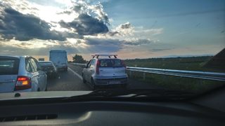 Шофиране в аварийната лента