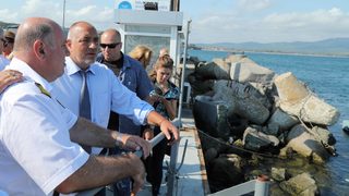 Борисов отиде да провери мазутния разлив и увери, че катастрофа няма