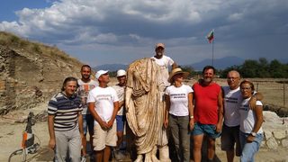 Кой е изобразен на статуята без глава от Рупите