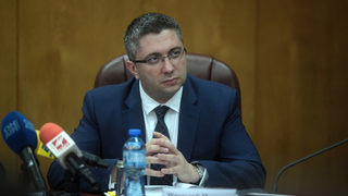 Държавата може само да съди пътни фирми за неизпълнени ремонти, обяви строителният министър