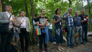 Снимка на деня: Свещи в памет на убития по <span class="highlight">хомофобски</span> <span class="highlight">подбуди</span>