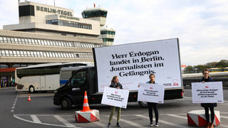 Протести в защита на медиите посрещнаха Ердоган в Берлин