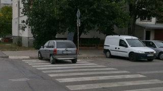 Безцеремонно паркиране на пешеходна пътека