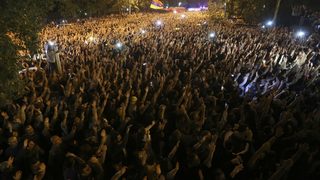 Хиляди протестираха в Армения, за да подкрепят плана на премиера за нови избори