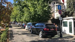 Неправилно паркирани дипломатически автомобили