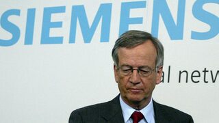 Шефът на надзора на "Сименс" се оттегли заради черните каси