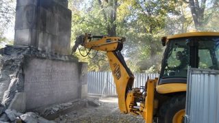 Във Варшава демонтират последния паметник на Червената армия