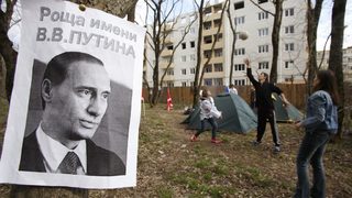 Нощна стража в горичката на Путин 