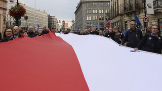 Разделена и в изолация, Полша чества стогодишнината от своята независимост