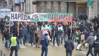 Граждани протестираха в десетки градове, блокираха пътища (обобщение) (видео)