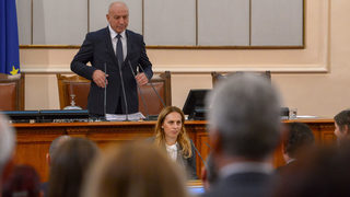 В отсъствието на Борисов и "Атака" парламентът смени Симеонов с началника на кабинета му