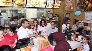 Популярни български лица подкрепиха благотворителната инициатива McHappy Day