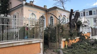Варненска сграда, "маскирана" като културна ценност, загря до червено "Фейсбук"
