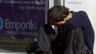 Отлив от лявото и все по-надясно: Младите гърци са гневни
