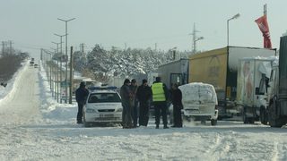 Над 750 машини чистят пътищата от снега, ограничения имаше само за камиони (обновена)