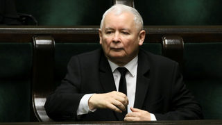 Управляващите в Полша правят тактическо отстъпление пред ЕС