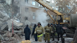 Близо 80 души се издирват след взрив и рухване на 10-етажен блок в Русия (видео)