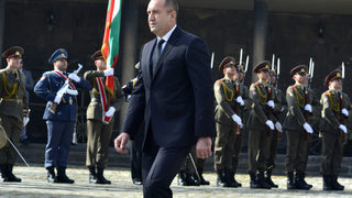 Румен Радев: Конкурсът за нов <span class="highlight">изтребител</span> е удар по България
