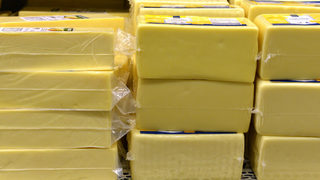 Стоките, имитиращи млечни продукти, трябва да са на отделни щандове от днес