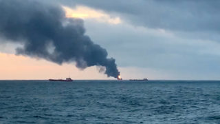 При пожар на два кораба в Керченския <span class="highlight">проток</span> загинаха десет моряци