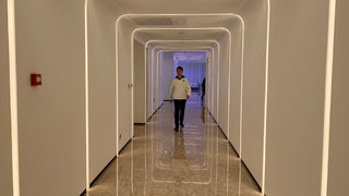 Хотелът, в който роботите носят храна и чисти кърпи (видео)
