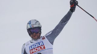 Снимка на деня: Емоционалното сбогуване на <span class="highlight">Свиндал</span> с алпийските ски